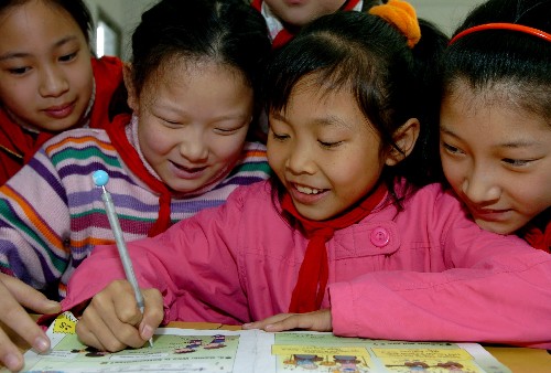 2007年4月10日,享受“兩免一補(bǔ)”的福州鼓樓實驗小學(xué)四年級學(xué)生高夢婷(前左一)和陳欣妮(前左二)在課間做習(xí)題。 醫(yī)療、養(yǎng)老、住房、教育,百姓生活總繞不開的這些事,由于體制機(jī)制的有待完善,有時讓人頗感頭疼。2007年,在“以人為本”的政策指引下,隨著經(jīng)濟(jì)快速發(fā)展和政府財力不斷增強(qiáng),國家頻頻出臺一系列改善民生的新舉措,使經(jīng)濟(jì)發(fā)展的成果普惠大眾。 新華社發(fā)