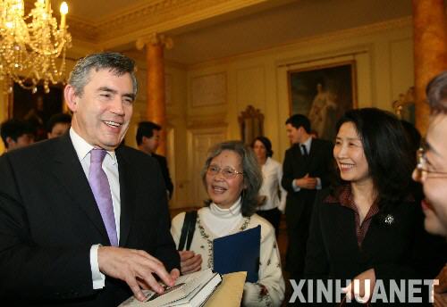 1月14日,在英國首都倫敦,英國首相布朗(左)與出席茶話會的華人華僑代表交談。當天,布朗在唐寧街10號首相府舉行茶話會,款待在英華人華僑代表。這是布朗上任后首次舉行專門招待華人的茶話會。 新華社記者謝秀棟攝