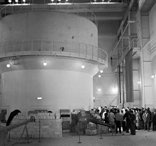 圖為我國第一座實驗性原子反應堆和回旋加速器建成移交生產典禮(資料照片)。新中國成立60年來,國家實施的各類重點工程遍布祖國大江南北、分布于國民經濟各個領域,在社會主義現代化建設中發揮著不可或缺的輻射和帶動作用,書寫著中華民族走向偉大復興的壯麗篇章。新華社發