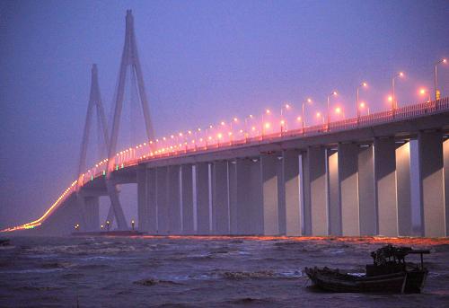 圖為橋面照明燈將杭州灣跨海大橋裝點得流光溢彩(2008年4月29日攝)。新中國成立60年來,國家實施的各類重點工程遍布祖國大江南北、分布于國民經濟各個領域,在社會主義現代化建設中發揮著不可或缺的輻射和帶動作用,書寫著中華民族走向偉大復興的壯麗篇章。新華社發