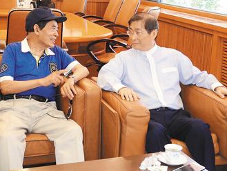 張安樂(右)昨拜訪宜蘭縣議會,和楊政誠議員相談甚歡。聯(lián)合報圖