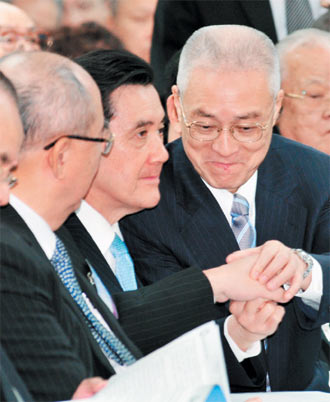 吳伯雄黨代會唱歌飆淚稱不好意思“這么老了”