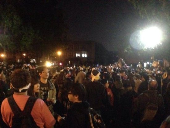 臺灣反服貿學生攻占“行政院” 馬英九譴責暴力 臺灣反服貿學生攻占“行政院” 馬英九譴責暴力