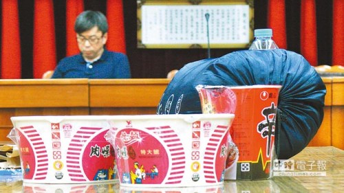 臺灣立法機構(gòu)委員會重審服貿(mào)協(xié)議兩方劍拔弩張