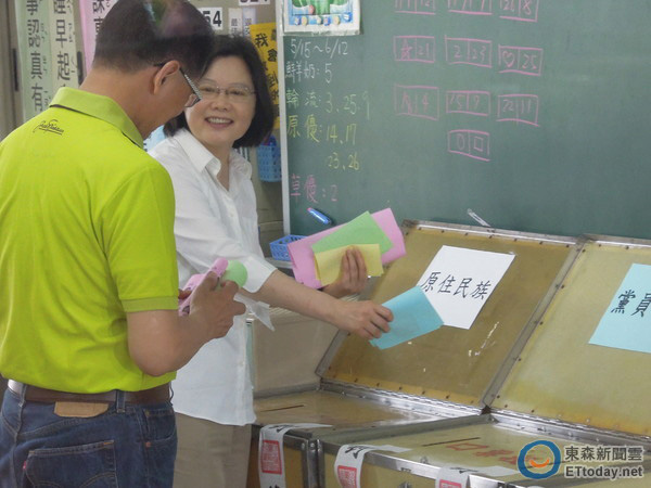 蔡英文現身投票黨主席 蔡英文現身投票黨主席