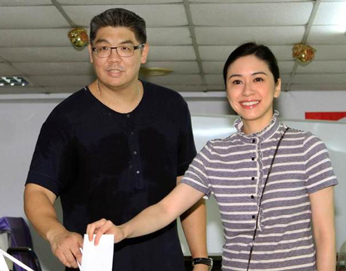 臺北市長參選人連勝文在夫人蔡依珊的陪同下投票 臺北市長參選人連勝文在夫人蔡依珊的陪同下投票