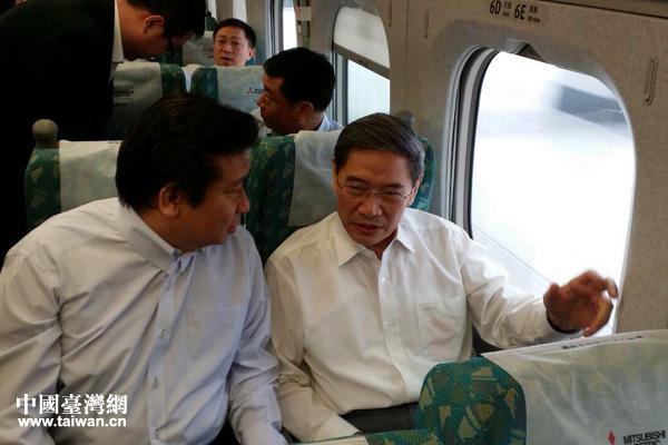 27日上午,張志軍參觀大陸同胞為臺灣同胞捐建的火山橋 27日上午,張志軍參觀大陸同胞為臺灣同胞捐建的火山橋