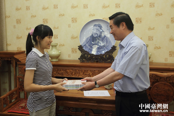 劉奇葆與臺灣學生黃繹心 劉奇葆與臺灣學生黃繹心