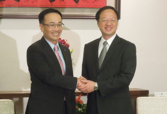 江宜樺今日應(yīng)訊2個小時,于下午4點(diǎn)半左右離開,趕回“行政院”接見賓客 江宜樺今日應(yīng)訊2個小時,于下午4點(diǎn)半左右離開,趕回“行政院”接見賓客