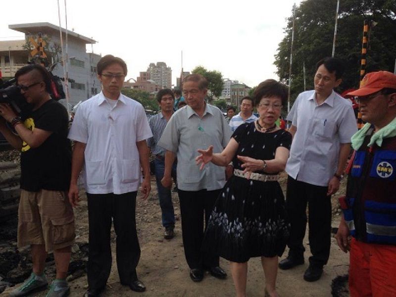 呂秀蓮穿洋裝“勘災”惹爭議,網友建議穿“樸素”點 呂秀蓮穿洋裝“勘災”惹爭議,網友建議穿“樸素”點