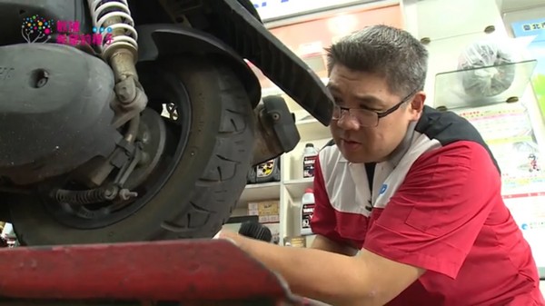 連勝文機車行當一日黑手 “迎賓”、“換油”樣樣來(圖) 連勝文機車行當一日黑手 “迎賓”、“換油”樣樣來(圖)
