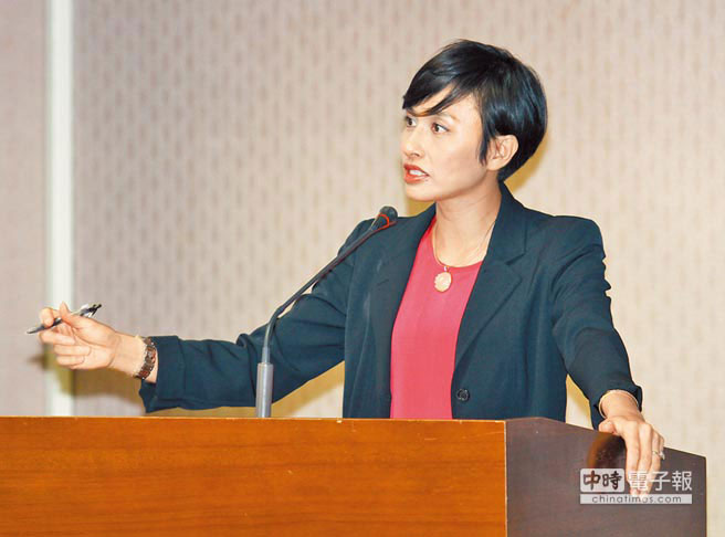 民進黨“立委”邱議瑩24日在“立法院”質詢時表示她的手機跳出訊息,顯示王郁琦要加她好友。 民進黨“立委”邱議瑩24日在“立法院”質詢時表示她的手機跳出訊息,顯示王郁琦要加她好友。