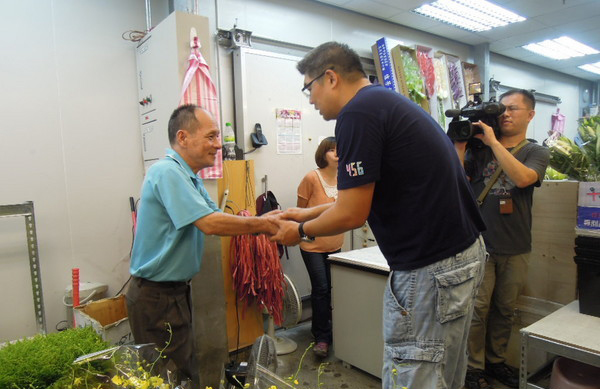 連勝文到內湖花卉市場拜票 連勝文到內湖花卉市場拜票