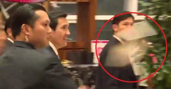 馬英九日前遭激進學生丟書 馬英九日前遭激進學生丟書