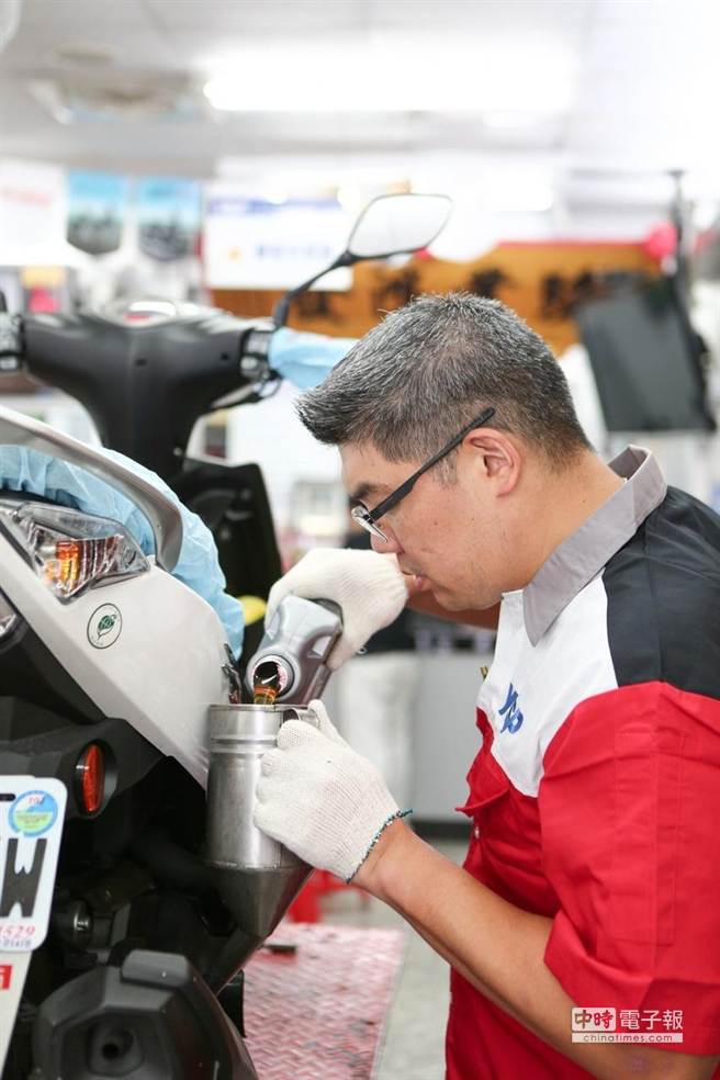 連勝文“Working Stay”行程第二站,到摩托車行體驗修車師傅的辛勞 連勝文“Working Stay”行程第二站,到摩托車行體驗修車師傅的辛勞
