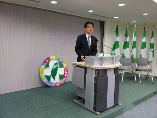 民進黨發言人林俊憲8日轉述中常會決議,話才說到一半,背后的黨徽竟突然掉落 民進黨發言人林俊憲8日轉述中常會決議,話才說到一半,背后的黨徽竟突然掉落