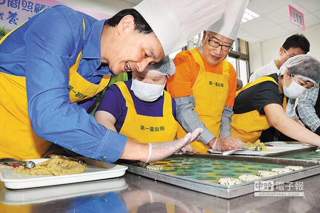 新北市長(zhǎng)朱立倫表示,除重刑、重罰外,應(yīng)揪出黑心業(yè)者,“罰到他倒、關(guān)到他老” 新北市長(zhǎng)朱立倫表示,除重刑、重罰外,應(yīng)揪出黑心業(yè)者,“罰到他倒、關(guān)到他老”