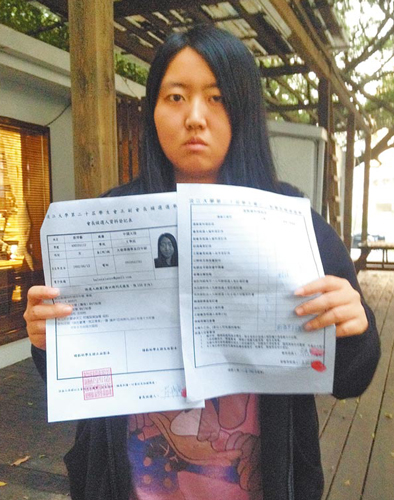 臺(tái)灣淡江大學(xué)大陸學(xué)生蔡博藝出示淡江學(xué)生會(huì)選委會(huì)簽字核可的選務(wù)資料確認(rèn)表 臺(tái)灣淡江大學(xué)大陸學(xué)生蔡博藝出示淡江學(xué)生會(huì)選委會(huì)簽字核可的選務(wù)資料確認(rèn)表