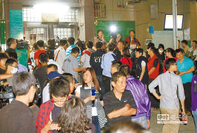 大批媒體、民眾昨晚在地檢署外守候。 大批媒體、民眾昨晚在地檢署外守候。