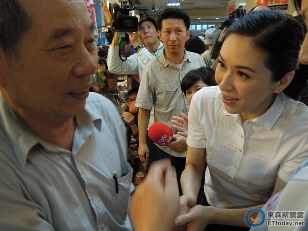 蔡依珊菜市場掃街初體驗,緊握每一雙手。(臺媒圖) 蔡依珊菜市場掃街初體驗,緊握每一雙手。(臺媒圖)