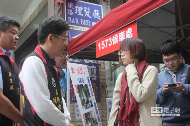 謝立功搶通勤族票 改善客運(yùn)候車環(huán)境 謝立功搶通勤族票 改善客運(yùn)候車環(huán)境