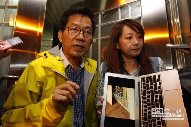 臺北市長參選人柯文哲位于臺北市建國南路的辦公室,昨夜驚傳被竊聽,柯陣營向警方報案后,警察據報趕到現場,初步未發現柯陣營所堅稱的竊聽器。但為求慎重仍由鑒識人員進行采證,以厘清案情。 臺北市長參選人柯文哲位于臺北市建國南路的辦公室,昨夜驚傳被竊聽,柯陣營向警方報案后,警察據報趕到現場,初步未發現柯陣營所堅稱的竊聽器。但為求慎重仍由鑒識人員進行采證,以厘清案情。