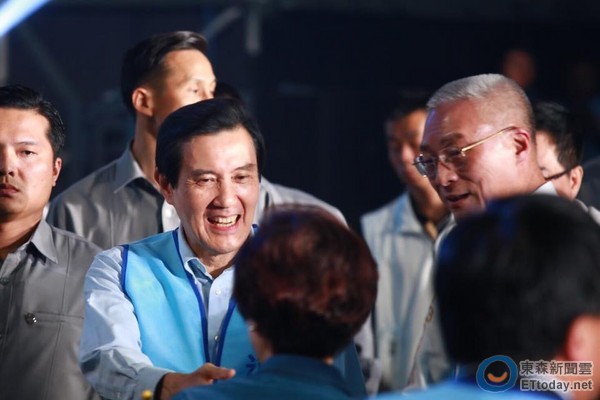 馬英九進場與民眾熱情握手 馬英九進場與民眾熱情握手