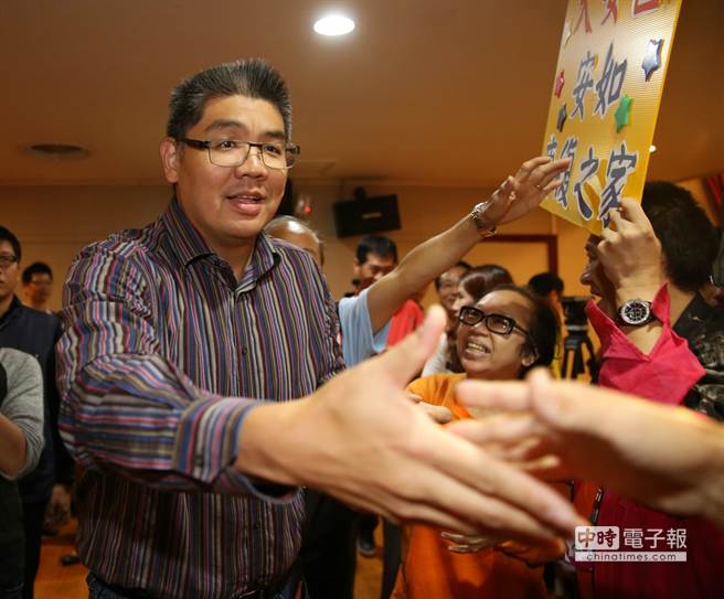 國(guó)民黨臺(tái)北市長(zhǎng)候選人連勝文電視辯論會(huì)將提出“新臺(tái)北人”論述。(圖片來(lái)源:臺(tái)灣中時(shí)電子報(bào)) 國(guó)民黨臺(tái)北市長(zhǎng)候選人連勝文電視辯論會(huì)將提出“新臺(tái)北人”論述。(圖片來(lái)源:臺(tái)灣中時(shí)電子報(bào))