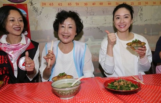 蔡依珊與胡志強(qiáng)夫人掃街拜票品嘗臺(tái)中小吃(圖)