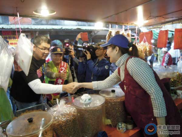 連勝文在市場(chǎng)掃街拜票 連勝文在市場(chǎng)掃街拜票