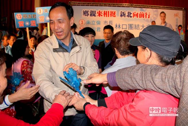 朱立倫一天連趕10場活動。 (圖片來源:臺灣中時電子報) 朱立倫一天連趕10場活動。 (圖片來源:臺灣中時電子報)