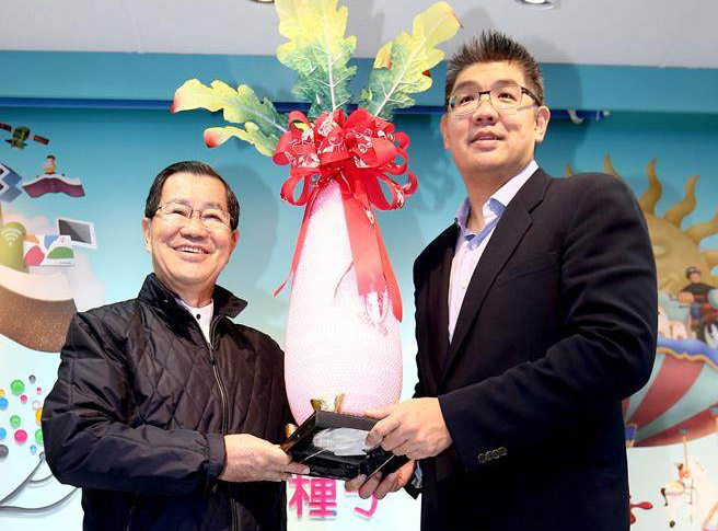 蕭萬長(zhǎng)打“經(jīng)濟(jì)危機(jī)牌” 力挺連勝文當(dāng)選(圖) 蕭萬長(zhǎng)打“經(jīng)濟(jì)危機(jī)牌” 力挺連勝文當(dāng)選(圖)