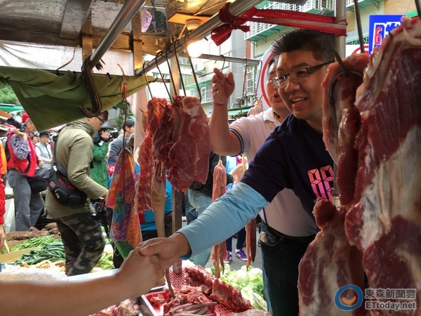 連勝文今天到市場拜票,直言柯文哲“馬腳露出來了” 連勝文今天到市場拜票,直言柯文哲“馬腳露出來了”