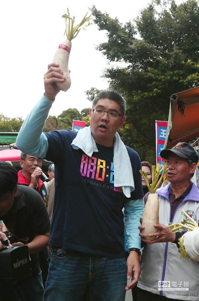 丁守中陪連勝文市場拜票 獲選民熱情擁抱(多圖) 丁守中陪連勝文市場拜票 獲選民熱情擁抱(多圖)