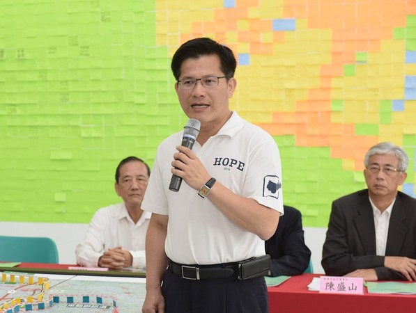 林佳龍辭"立委"力拼市長寶座 胡志強批浪費社會資源 林佳龍辭"立委"力拼市長寶座 胡志強批浪費社會資源