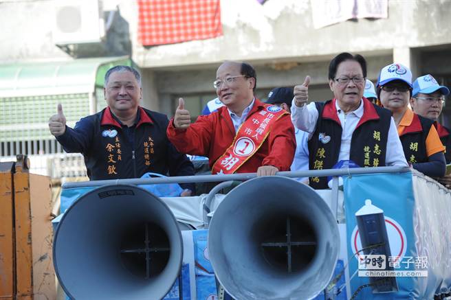 胡志強全力掃街選情加溫 沿路民眾熱情支持(圖) 胡志強全力掃街選情加溫 沿路民眾熱情支持(圖)