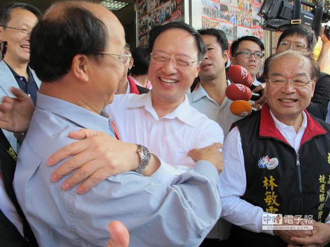 “行政院長”江宜樺以愛的抱抱,為臺中市長胡志強加油打氣!(圖片來源:臺灣中時電子報) “行政院長”江宜樺以愛的抱抱,為臺中市長胡志強加油打氣!(圖片來源:臺灣中時電子報)