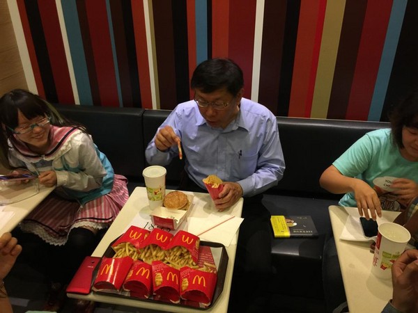 柯文哲到麥當勞用餐,桌上攤放8份大薯條 柯文哲到麥當勞用餐,桌上攤放8份大薯條