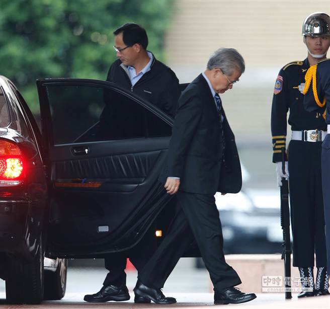 臺當(dāng)局“行政院副院長”毛治國抵達(dá)“行政院”。(圖片來源:臺灣中時(shí)電子報(bào)) 臺當(dāng)局“行政院副院長”毛治國抵達(dá)“行政院”。(圖片來源:臺灣中時(shí)電子報(bào))