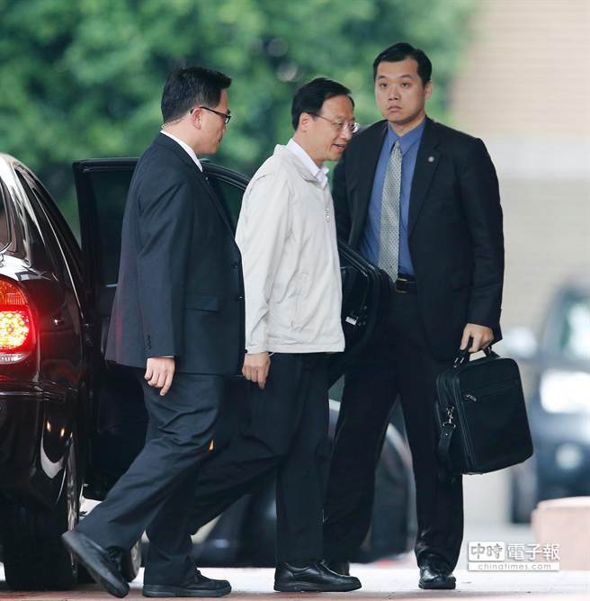 臺當(dāng)局“行政院院長”江宜樺(中)一早由隨扈陪同抵達(dá)“行政院”。(圖片來源:臺灣中時(shí)電子報(bào)) 臺當(dāng)局“行政院院長”江宜樺(中)一早由隨扈陪同抵達(dá)“行政院”。(圖片來源:臺灣中時(shí)電子報(bào))