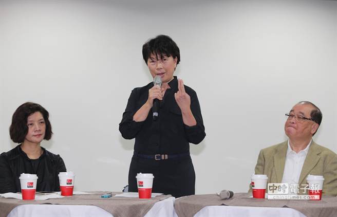 龍應臺(下午召開記者會表示,表示未來要回到文人安靜的書桌,并多陪母親走人生最后一里路 龍應臺(下午召開記者會表示,表示未來要回到文人安靜的書桌,并多陪母親走人生最后一里路