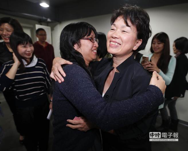 記者會結束,媒體記者搶著與龍應臺(右)擁抱道再見 記者會結束,媒體記者搶著與龍應臺(右)擁抱道再見