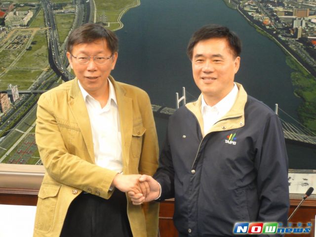 臺北市長當選人柯文哲(左)2日拜會現任市長郝龍斌,雙方各組工作小組,準備市政交接事宜。(圖片來源:臺灣今日新聞網) 臺北市長當選人柯文哲(左)2日拜會現任市長郝龍斌,雙方各組工作小組,準備市政交接事宜。(圖片來源:臺灣今日新聞網)