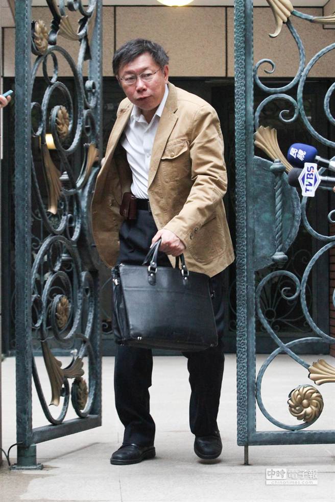 柯文哲拜會郝龍斌談交接 人事變動以最少為原則。(圖片來源:臺灣中時電子報) 柯文哲拜會郝龍斌談交接 人事變動以最少為原則。(圖片來源:臺灣中時電子報)