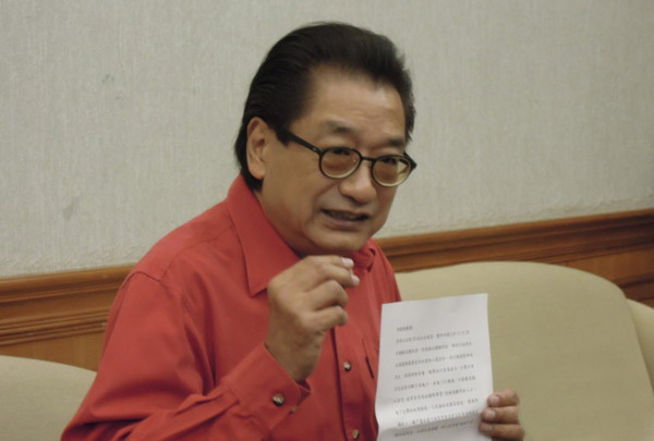 李慶華拿出“立委”聯署書,希望馬英九采納建議,邀彭淮南出任“行政院長” 李慶華拿出“立委”聯署書,希望馬英九采納建議,邀彭淮南出任“行政院長”