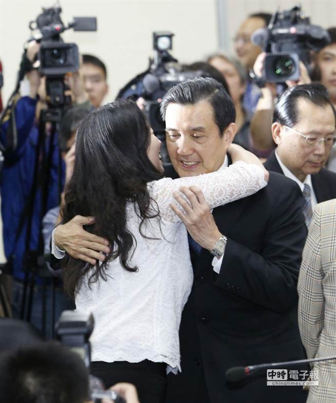 馬英九辭國民黨主席職務 鞠躬致歉(組圖) 馬英九辭國民黨主席職務 鞠躬致歉(組圖)