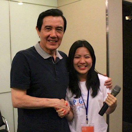 徐巧芯和馬英九握手合照。(臺媒翻攝徐巧芯臉書) 徐巧芯和馬英九握手合照。(臺媒翻攝徐巧芯臉書)