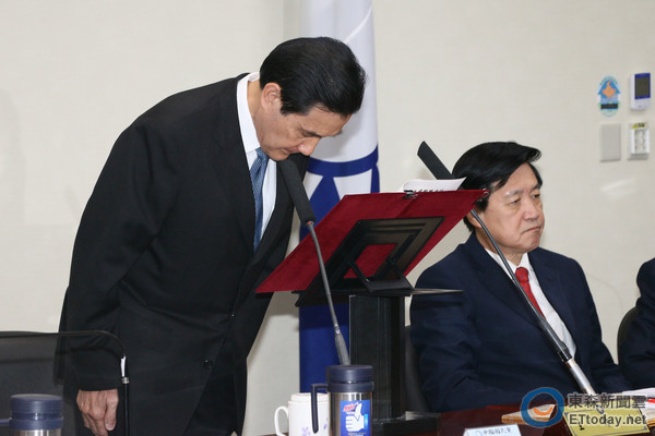 馬英九3日在國民黨中常委上宣布辭去黨主席,并鞠躬長達10多秒道歉。(臺媒圖) 馬英九3日在國民黨中常委上宣布辭去黨主席,并鞠躬長達10多秒道歉。(臺媒圖)
