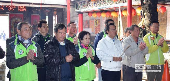 鄭文燦來到八德玉元宮參拜。(圖片來源:臺灣中時電子報) 鄭文燦來到八德玉元宮參拜。(圖片來源:臺灣中時電子報)