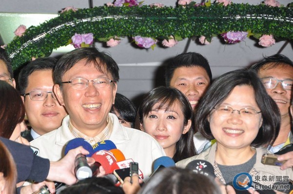 柯文哲、蔡英文談笑甚歡 柯文哲、蔡英文談笑甚歡